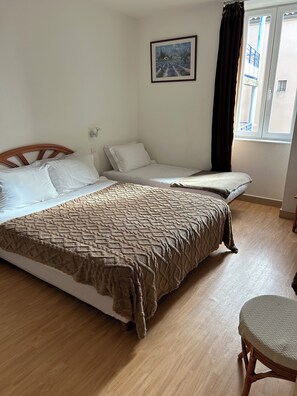 Tremannsrom – deluxe | Wi-fi (inkludert) og sengetøy