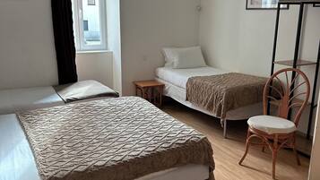 Chambre Quadruple Deluxe | Wi-Fi gratuit, draps fournis