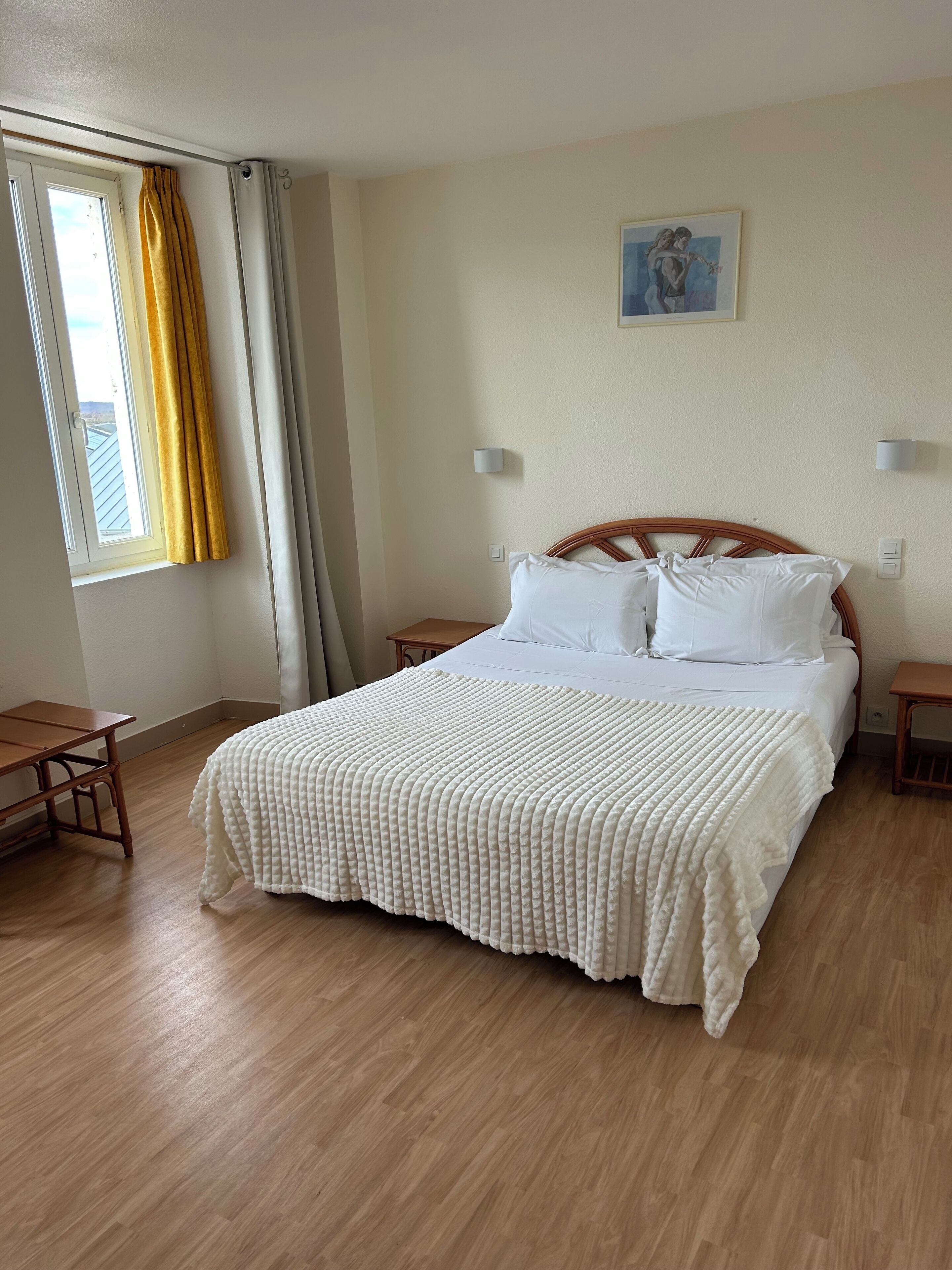 Deluxe Double Room, 1 King Bed, City View | Free WiFi, bed sheets