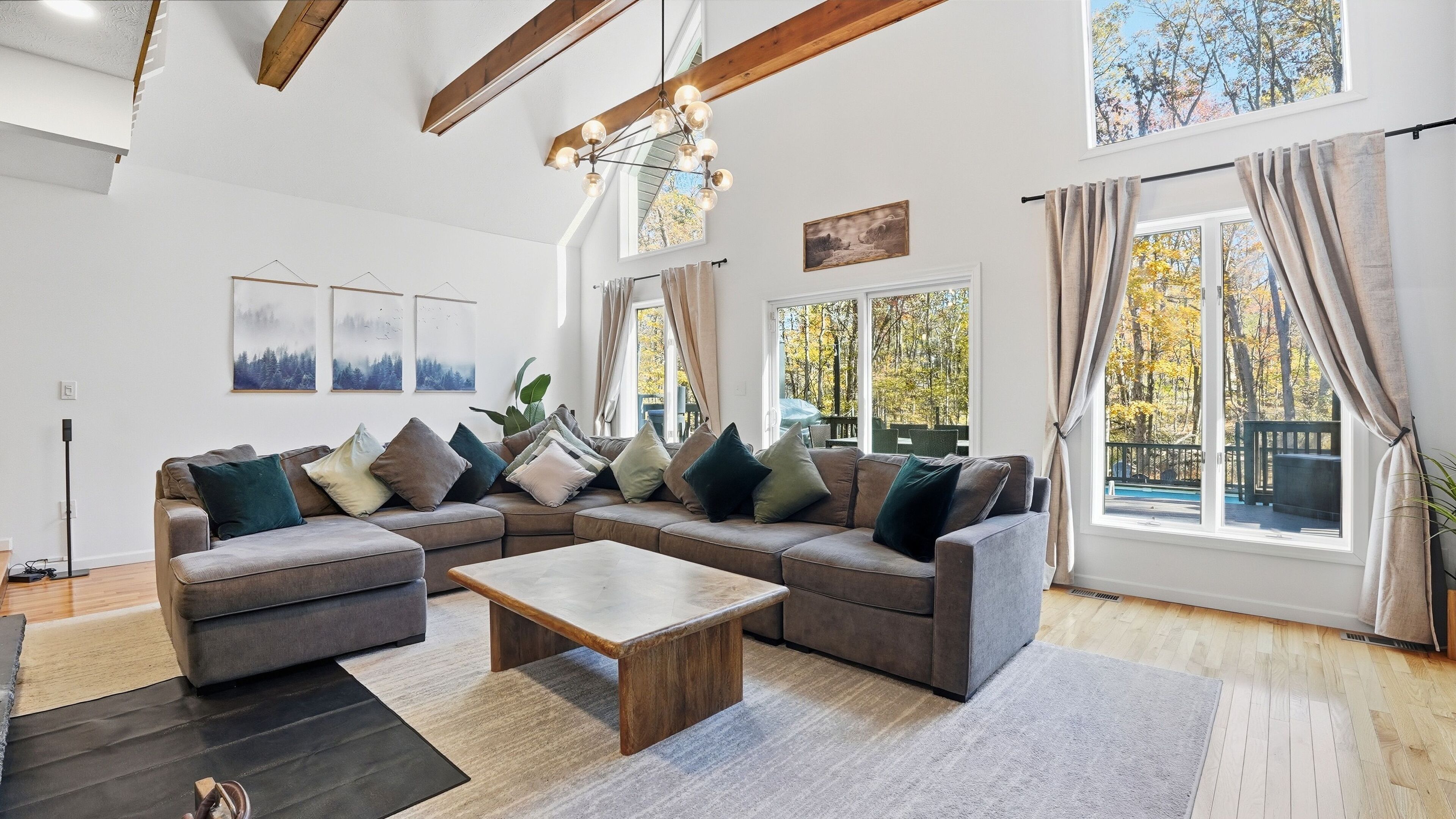 Una televisión, una chimenea