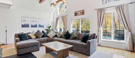 Una televisión, una chimenea