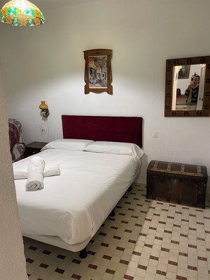 3 slaapkamers, een strijkplank/strijkijzer, internet, beddengoed