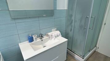 Ducha, secador de pelo, bidet, toallas