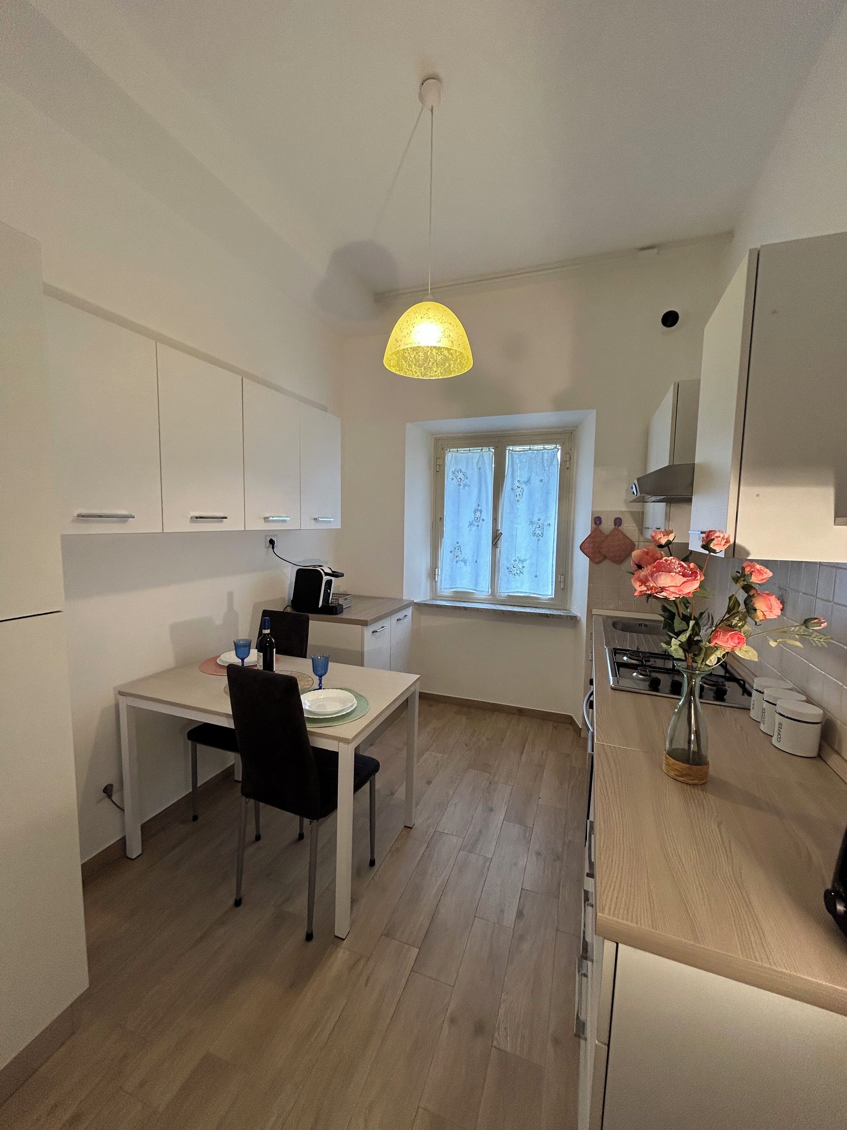 Réfrigérateur, four, plaque de cuisson, cafetière/bouilloire