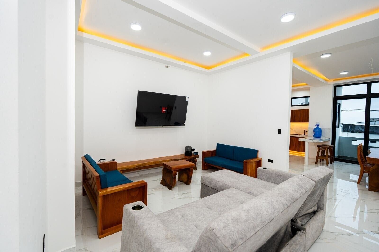 Departamento familiar, balcón, vista al patio | Área de sala de estar