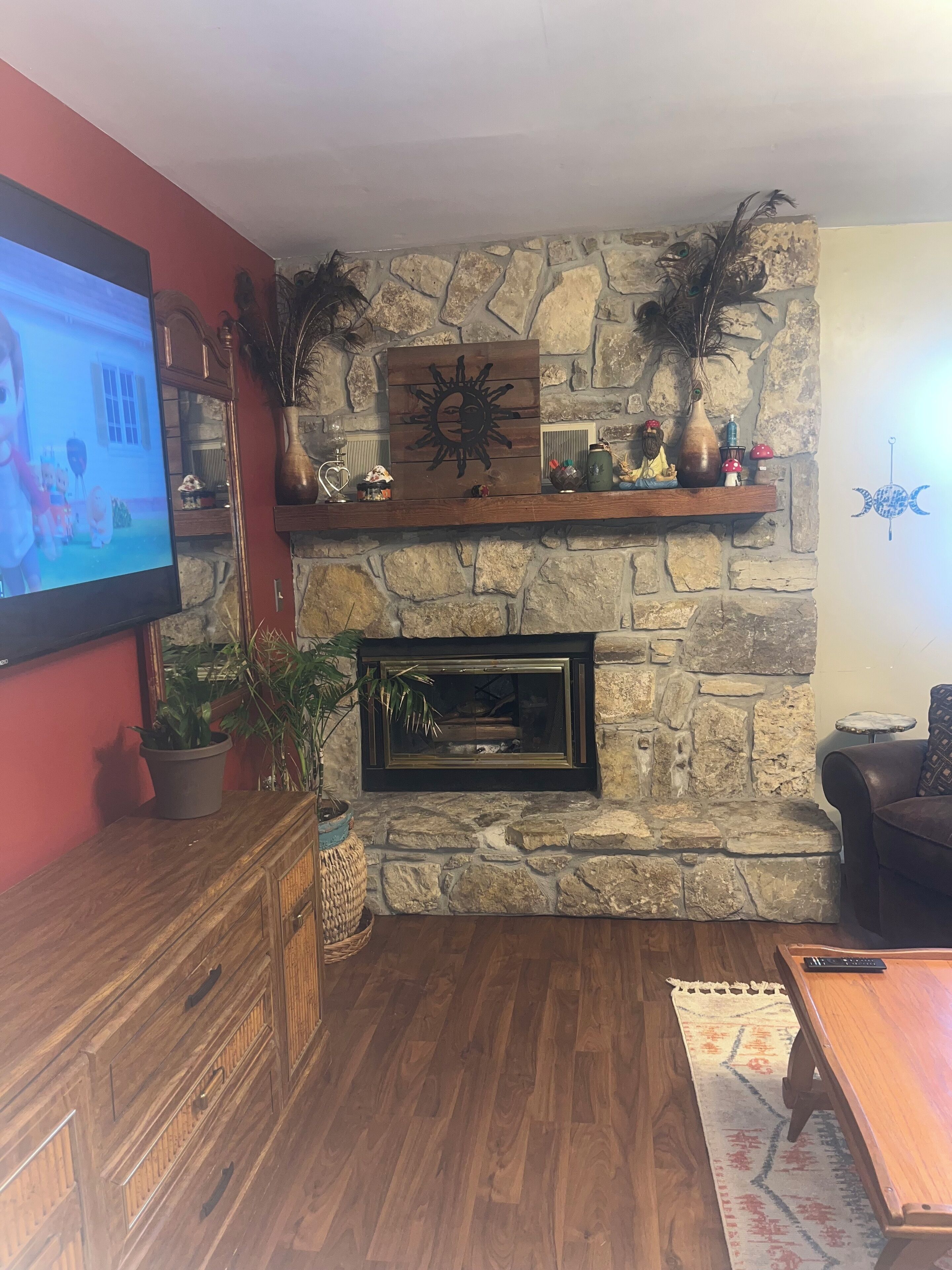 TV, fireplace