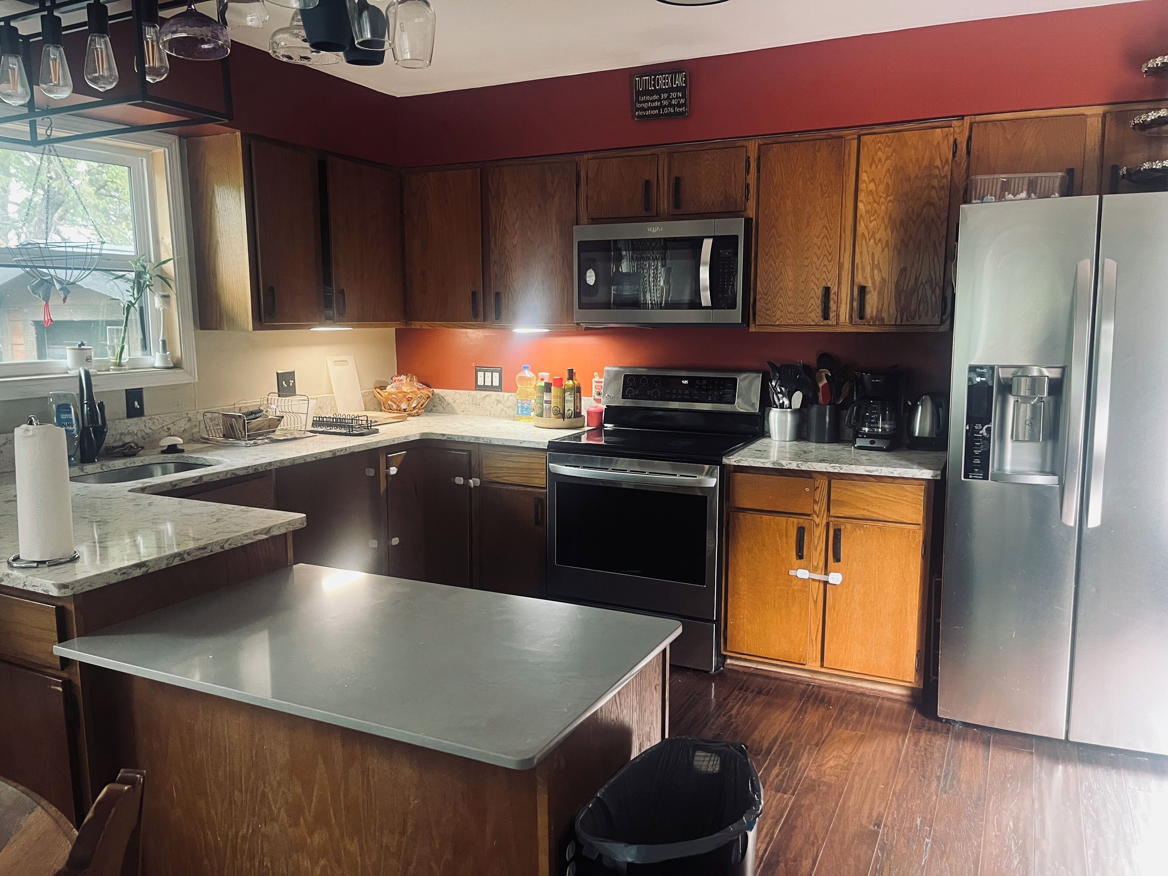 Een microgolfoven, een oven, een kookplaat