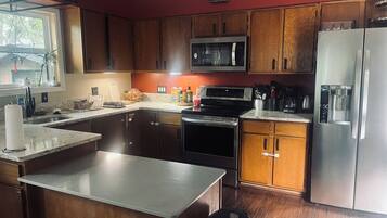 Microondas, horno y placa de cocina