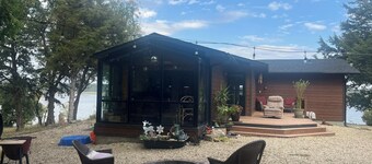 Private 4-Bedroom Lakeside Retreat, Nestled in Woodlands in Manhattan