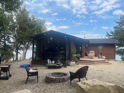 Private 4-Bedroom Lakeside Retreat, Nestled in Woodlands in Manhattan