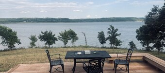 Private 4-Bedroom Lakeside Retreat, Nestled in Woodlands in Manhattan