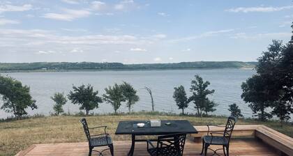 Private 4-Bedroom Lakeside Retreat, Nestled in Woodlands in Manhattan