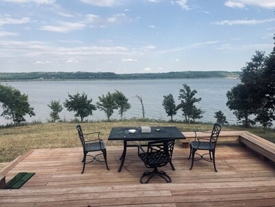 Private 4-Bedroom Lakeside Retreat, Nestled in Woodlands in Manhattan