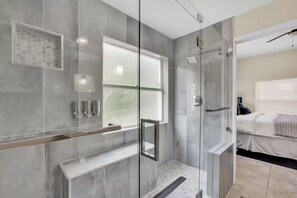 Douche, sèche-cheveux, serviettes fournies, savon