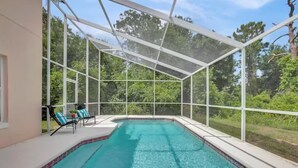 Piscina ao ar livre coberta com vista clara para o verde ao redor.