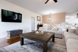 Casa Luxury, vista lago | Area soggiorno | Smart TV 55 pollici con canali digitali, Netflix, Hulu