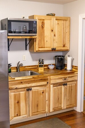 Casa Luxury, vista lago | Cucina privata | Macchina per tè/caffè, bollitore elettrico, tostapane, seggiolone