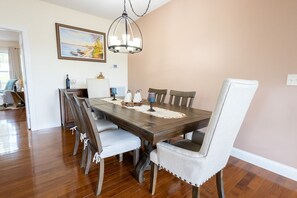 Luksushus, utsikt mot innsjø | Spisestue