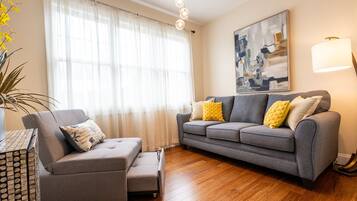 Luxury House, Lake View | Ruang tamu | 55 inci sebuah televisyen pintar dengan digital, Netflix, Hulu