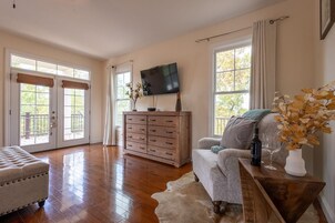 Luxury House, Lake View | Premium bedding, down comforters, pillowtop beds, blackout drapes