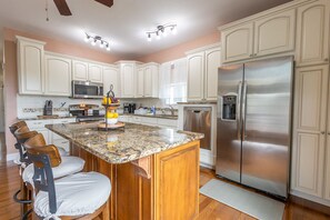 Maison Luxe, vue lac | Cuisine privée | Cafetière/bouilloire, bouilloire électrique, grille-pain, chaise haute