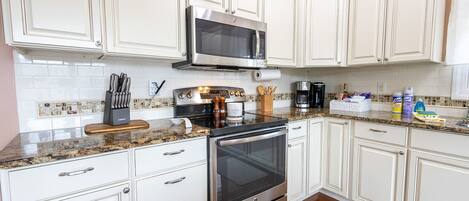 Casa de lujo, vista al lago | Cocina privada | Cafetera y tetera, tetera eléctrica, tostadora y periquera