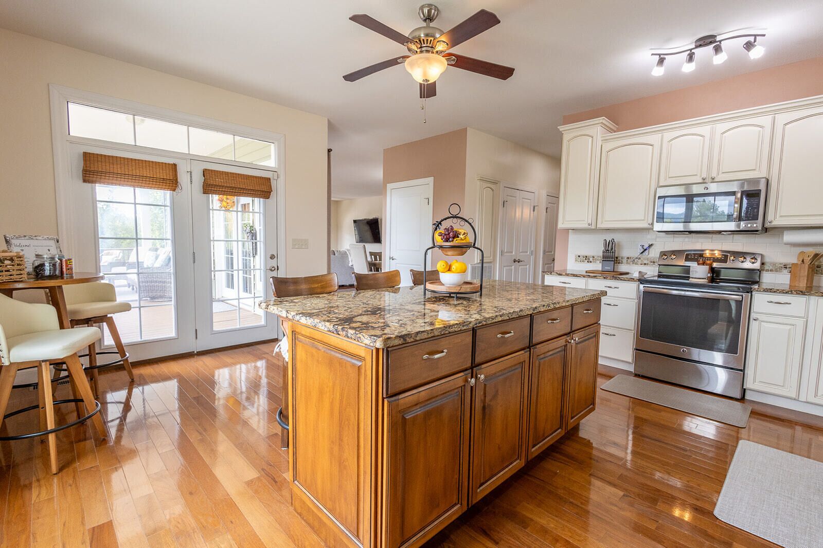 Luxury House, Lake View | Private kitchen | Coffee/tea maker, electric kettle, toaster, highchair