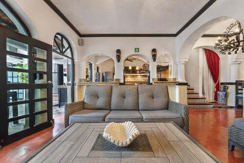 Unique 8BR w/Rooftop Pool Downtown