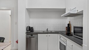 Kjøleskap, mikrobølgeovn, ovn og kokeplater