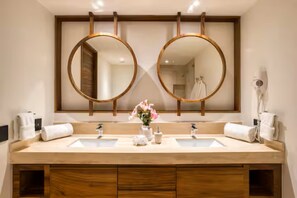 ヘアドライヤー、タオル、石鹸、トイレットペーパー