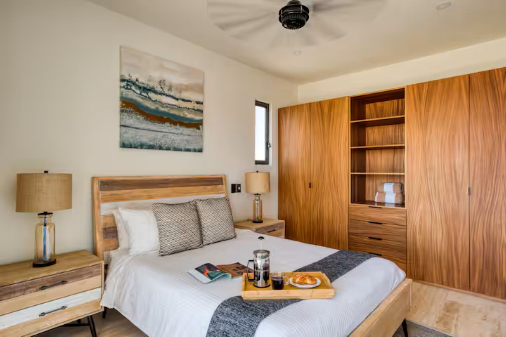 3 soverom, strykejern/-brett, internettilgang og sengetøy