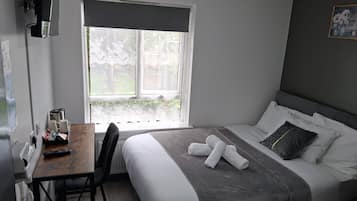 1 habitación, tabla de planchar con plancha, internet y ropa de cama