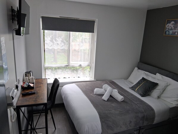 1 habitación, tabla de planchar con plancha, internet y ropa de cama 