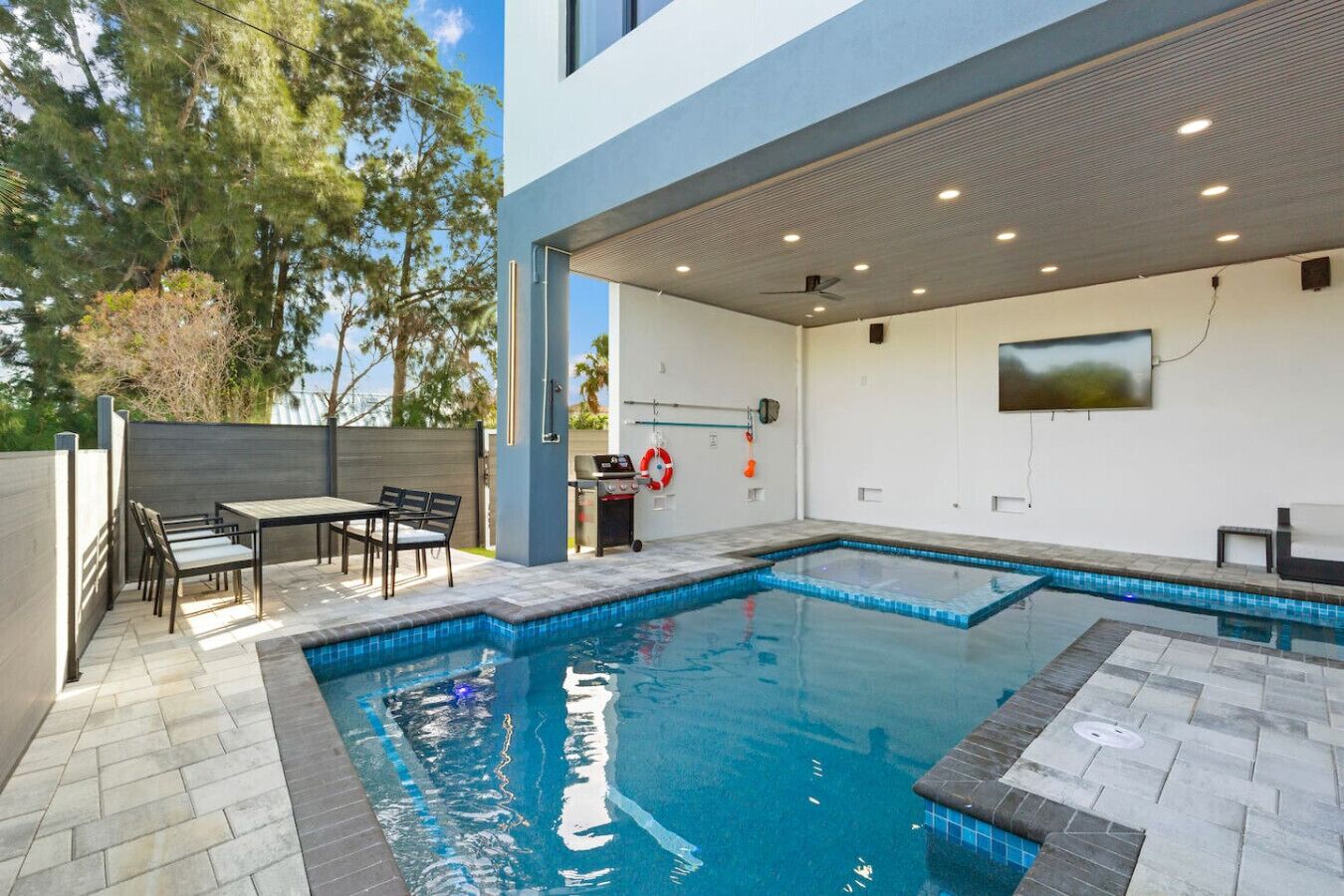 Een buitenzwembad, een verwarmd zwembad