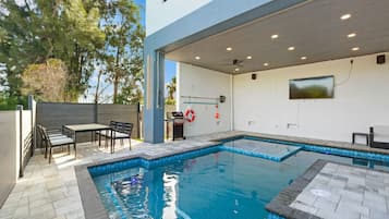 Een buitenzwembad, een verwarmd zwembad