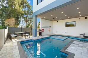 حمّام سباحة خارجي، حمّام سباحة مُدفَّأ