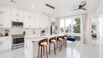 Een koelkast, een magnetron, een oven, een kookplaat