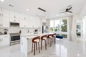 ثلاجة، ميكروويف، فرن، موقد طهي مسطح