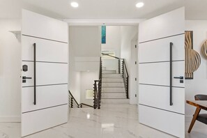 المنشأة من الداخل