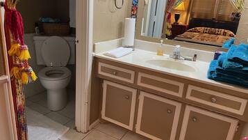 Deluxe Double Room | Bathroom | Shower, hair dryer, towels, soap