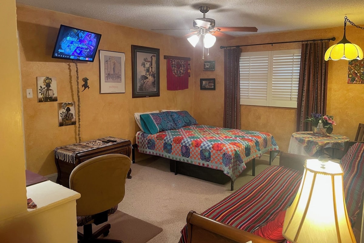 Escritorio, espacio para trabajar con laptop y wifi gratis