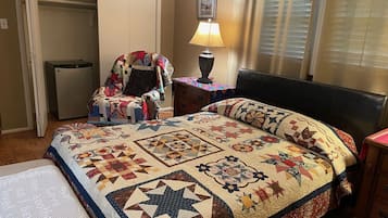 Quarto casal luxo | Escrivaninha, espaço de trabalho para notebook, Wi-Fi de cortesia