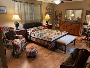 Quarto casal luxo | Escrivaninha, espaço de trabalho para notebook, Wi-Fi de cortesia