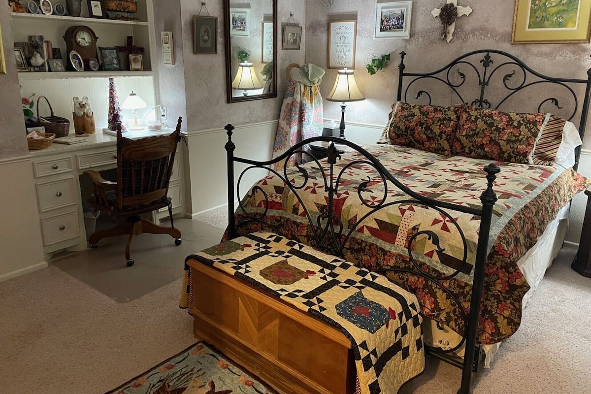 Deluxe Suite | Desk, laptop workspace, free WiFi