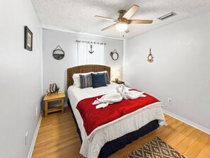 Desk, iron/ironing board, WiFi, bed sheets