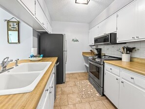 Private kitchen - 30A Townhome | Walk to Beach | Pool | Sleeps 6 (Santa Rosa Beach)