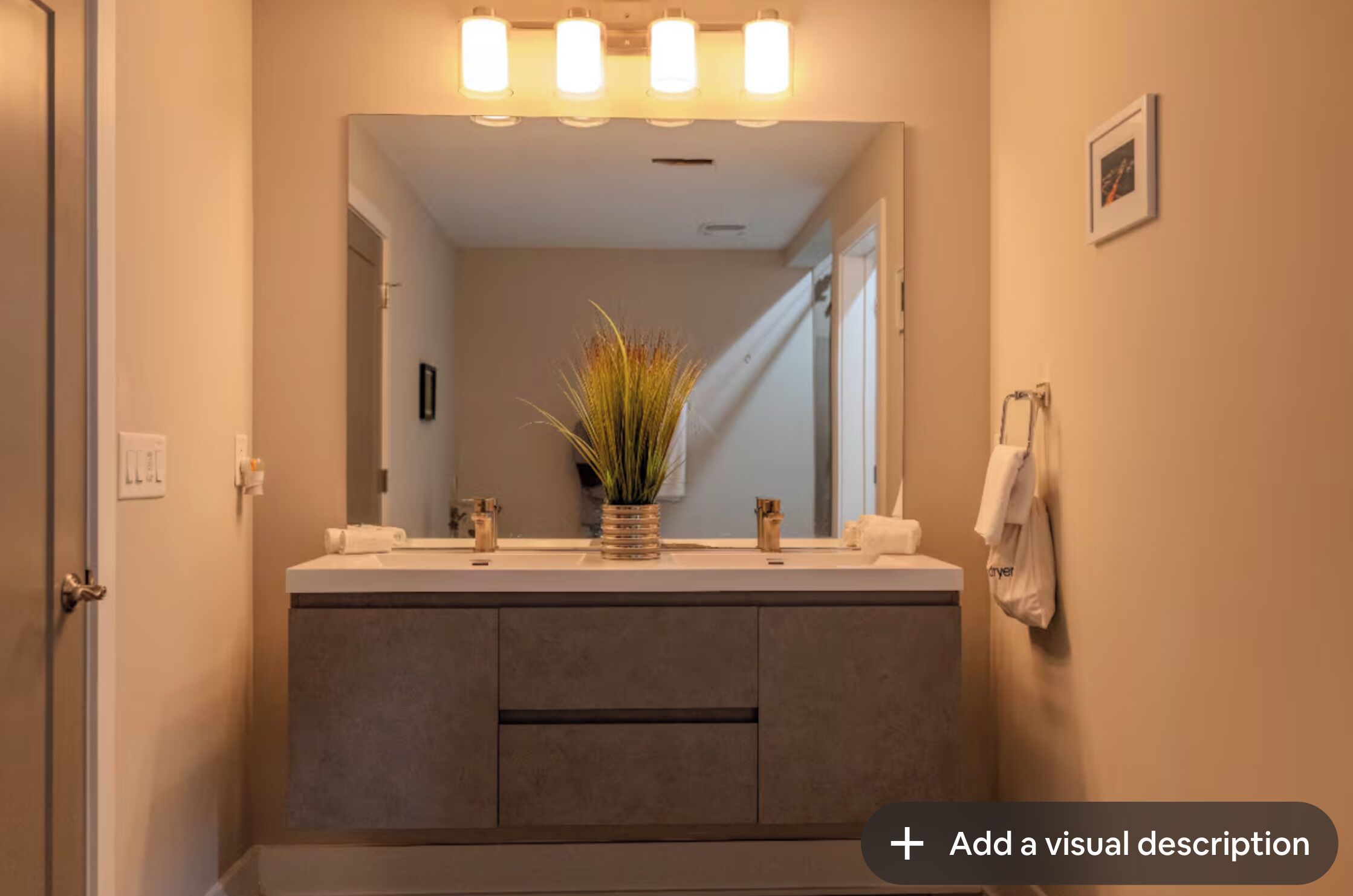 Een douche, een haardroger, handdoeken, zeep