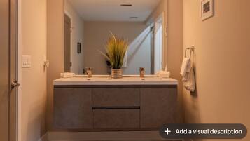 Een douche, een haardroger, handdoeken, zeep