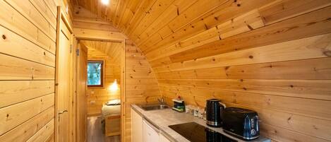 موقد طهي مسطح، محمصة خبز، مستلزمات طهي/أطباق/أوعية، مائدة طعام