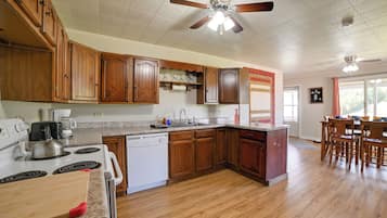 ثلاجة، ميكروويف، فرن، موقد طهي مسطح